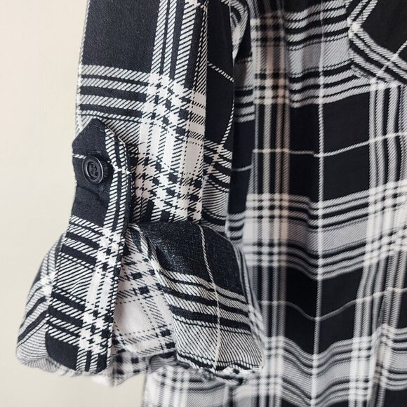 Torrid size 0 / L plaid black and white button down shirt - Picture 4 of 9